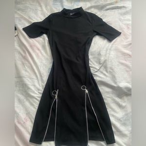 Plt black dress with zippers on the thighs